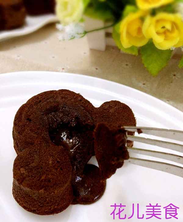 乐鱼6寸爆浆巧克力熔岩蛋糕的做法_6寸爆浆巧克力熔岩蛋糕窍门(图1)